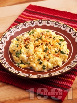 Бъркани яйца със сирене, пресен лук и подправки - снимка на рецептата